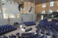 Blick ins Plenum mit Adler und Bundesflagge, Klick vergrößert Bild