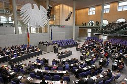 Blick in das besetzte Plenum, Klick vergrößert Bild