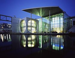 Aussenaufnahmen vom Marie-Elisabeth-Lüders-Haus in der Blauen Stunde