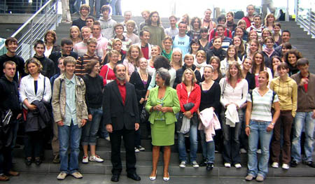 Zwölftklässler/innen des Christophorus-Gymnasiums Altensteig waren zu Besuch bei Renate Gradistanac in Berlin. Mit auf dem Bild sind die Begleitpersonen Hartmut Hobler, Ingrid Losch, Sven Gebhard, Jutta Herzog-Brake und Gerhard Stunder. Bild: privat