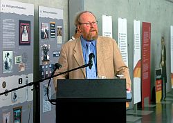 Bundestagsvizepräsident Dr. h.c. Wolfgang Thierse, SPD, eröffnet im Westfoyer des Paul-Löbe-Hauses im Deutschen Bundestag die Ausstellung