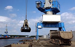 Binnenhafen in Brandenburg mit Kran im Vordergrund, Klick vergrößert Bild