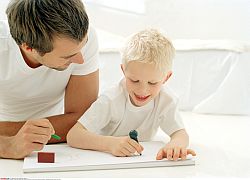 Vater und Sohn malen ein Bild zusammen