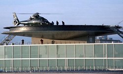 Hubschrauber des Bundesgrenzschutzes landet am 11.1.2003 auf dem Polizeipräsidium in Frankfurt am Main., Klick vergrößert Bild