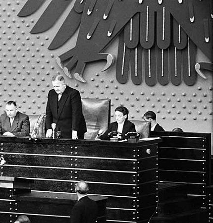 Hermann Ehlers, Präsident des Deutschen Bundestages (M.), während der Konstituierenden Sitzung im Präsidium des Bundestages (l.: Eugen Huth; r.: Luise Albertz; Mitglieder des Deutschen Bundestages und Schriftführer).