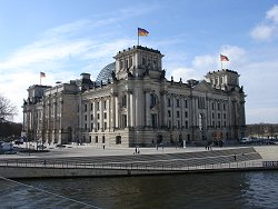 Blick auf Reichstagsgebäude über die Spree, Klick vergrößert Bild
