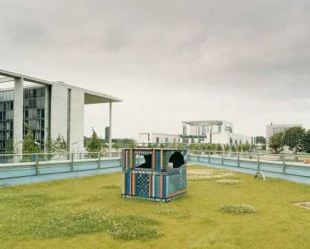 "Kleines Kanzleramt" von 1999, Auf dem Dach der Kindertagesstätte hat das Künstlerpaar Igor Jerschov und Christine Gersch das Haupthaus des Kanzleramtes auf die Größe eines hölzernen Spielhauses zusammengeschmolzen.