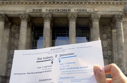 Stimmzettel vor dem Reichstagsgebäude