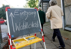 Tafel mit der Aufschrift: Eingang Wahllokal