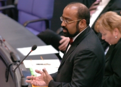 Foto: Der Abgeordnete Josef Phillip Winkler, B90/GRÜNE, im Plenarsaal des Deutschen Bundestages während der Befragung der Bundesregierung