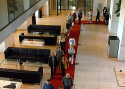 Besucher im Reichstagsgebäude, Klick vergrößert Bild