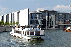 Paul-Löbe-Haus, im Vordergrund Ausflugsschiff auf der Spree in Berlin