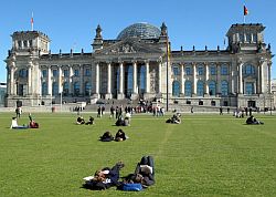 Westportal des Reichstagsgebäudes, im Vordergrund Besucher