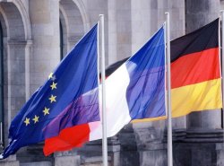 Europäische , französische und deutsche Flaggen vor dem Reichstagsgebäude