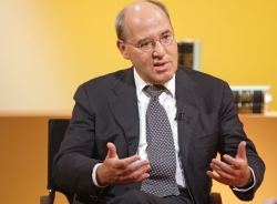 Gregor Gysi im Studio des Parlamentsfernsehens