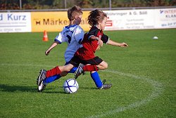 Zweikampf zweier Jungen beim Fußball-Spiel.