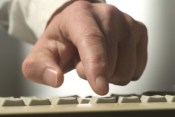 Foto: Hand mit Tastatur