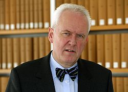 Porträtfoto Professor Dr. Dr. hc Jürgen Basedow, Klick vergrößert Bild