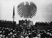 Bundeskanzler Konrad Adenauer bei seiner Regierungserklärung vor dem Bundestag am 20. Oktober 1953.
