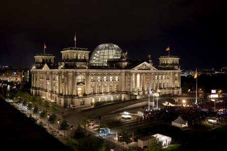 Blick von oben auf das illuminierte Reichstagsgebäude.