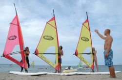 Windsurfer üben am Strand