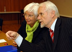 Bundestagsvizepräsidentin Gerda Hasselfeldt, CDU/CSU, (links) und Wolfgang Börnsen, MdB, CDU/CSU, Berichterstatter für das IPS (rechts)