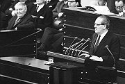 Herbert Wehner, SPD-Bundestagsabgeordneter, beteiligt sich im Bundestag an der Debatte über den Vertrauensantrag seiner Partei gegen Bundeskanzler Ludwig Erhard (links).