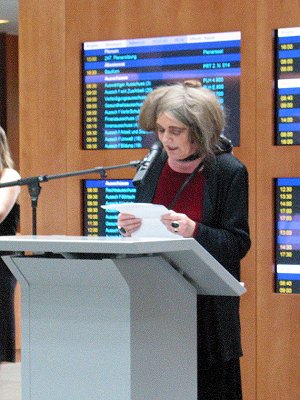 Die Direktorin des FrauenMuseums Bonn, Marianne Pitzen, am Rednerpult