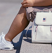 Bild: Rucksack einer Touristin auf der Treppe