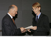 Bundestagspräsident Lammert und Preisträger Bernd Mertens.