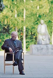 Wolfgang Thierse auf dem Kollwitzplatz in Berlin-Prenzlauer Berg.