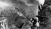 Chaldej: Sowjetflagge 1945 auf dem Reichstag.