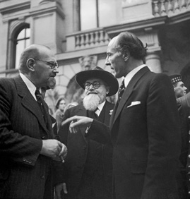 Der nordrhein-westfälische Ministerpräsident Karl Arnold im Gespräch mit dem CDU-Angeordneten Theophil Kaufmann und dem Innenminister von Baden-Württemberg, Fritz Ulrich, von der SPD