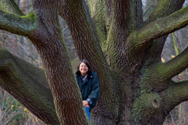 Frau Behm sitzt auf einem Baum