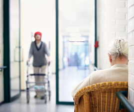 Senioren auf einem Krankenhausflur