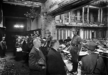 Nach dem Reichstagsbrand wird der zerstörte Plenarsaal unter Aufsicht von SA-Wachen besichtigt, Foto: Willy Römer, 1933