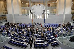 Blick in den Plenarsaal mit Abgeordneten bei einer namentlichen Abstimmung