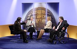 Johannes Pflug (SPD), Moderator Sönke Petersen, Gudrun Kopp (FDP) und Ilja Seifert (DIE LINKE.) im Studio des Parlamentsfernsehens, Klick vergrößert Bild