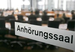 Aufschrift "Anhörungssaal" an Tür im Paul-Löbe-Haus, Klick vergrößert Bild