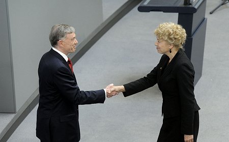 Gesine Schwan gratuliert dem Bundespräsidenten Horst Köhler.