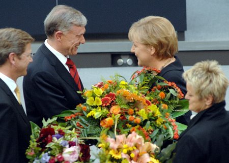 Bundeskanzlerin Angela Merkel gratuliert dem Bundespäsidenten Horst Köhler.