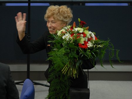 Prof. Dr. Gesine Schwan mit einem Blumenstrauss.