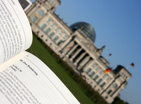 Das aufgeklappte Grundgesetz vor dem Reichstagsgebäude.