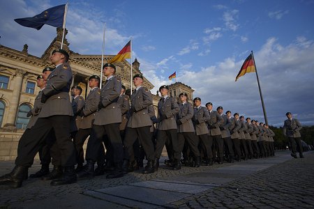 Die Soldaten marschieren vor dem Reichstagsgebäude entlang.