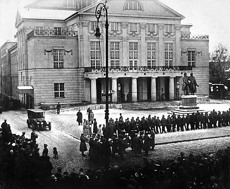 Zusammenkunft der Nationalversammlung am 6. Februar 1919 im Weimarer Nationaltheater