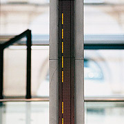 Bild: Digitale Laufschrift von Jenny Holzers Kunstwerk im Reichstagsgebäude.