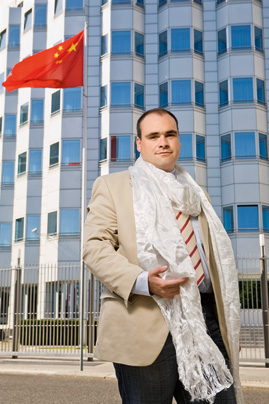 Vor verschlossenen Türen? Holger Haibach mit einem Gebetsschal aus Tibet vor der chinesischen Botschaft in Berlin