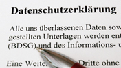 Text einer Datenschutzerklärung, darauf ein Stift