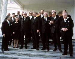Das Bundeskabinett steht zusammen, in der Mitte Bundeskanzler Willy Brandt.