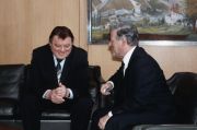 Franz Josef Strauß und Helmut Schmidt sitzen zusammen und diskutieren.